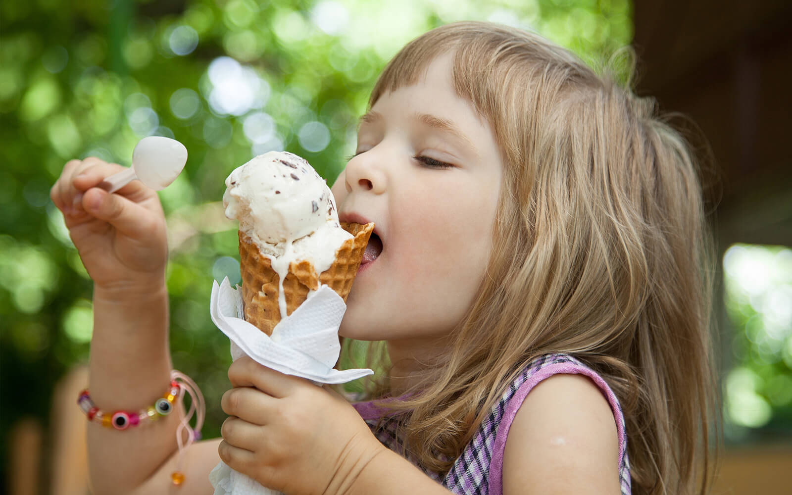 Ein Kind isst Eiscreme aus einem Hörnchen 