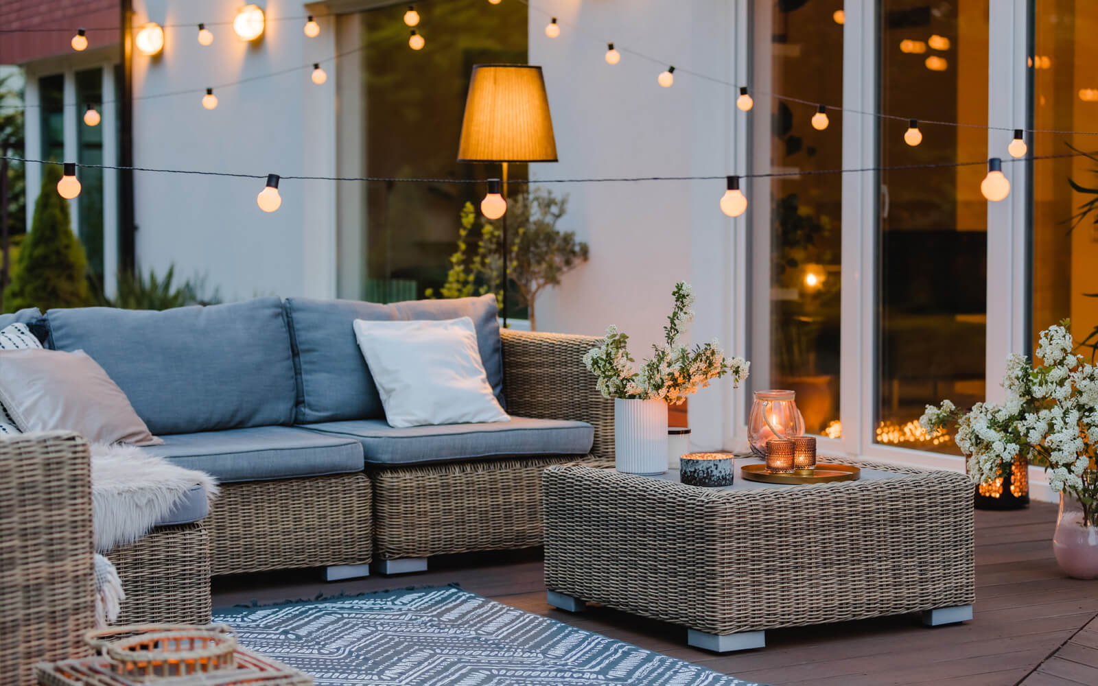 Lounge im Garten in Abendstimmung mit Lampion-Beleuchtung
