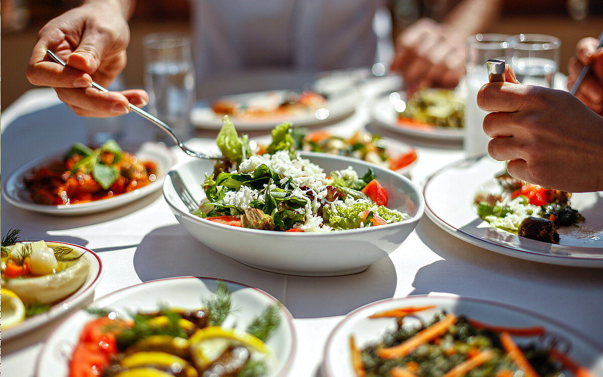 Eine bunte Salatauswahl auf einem Tisch